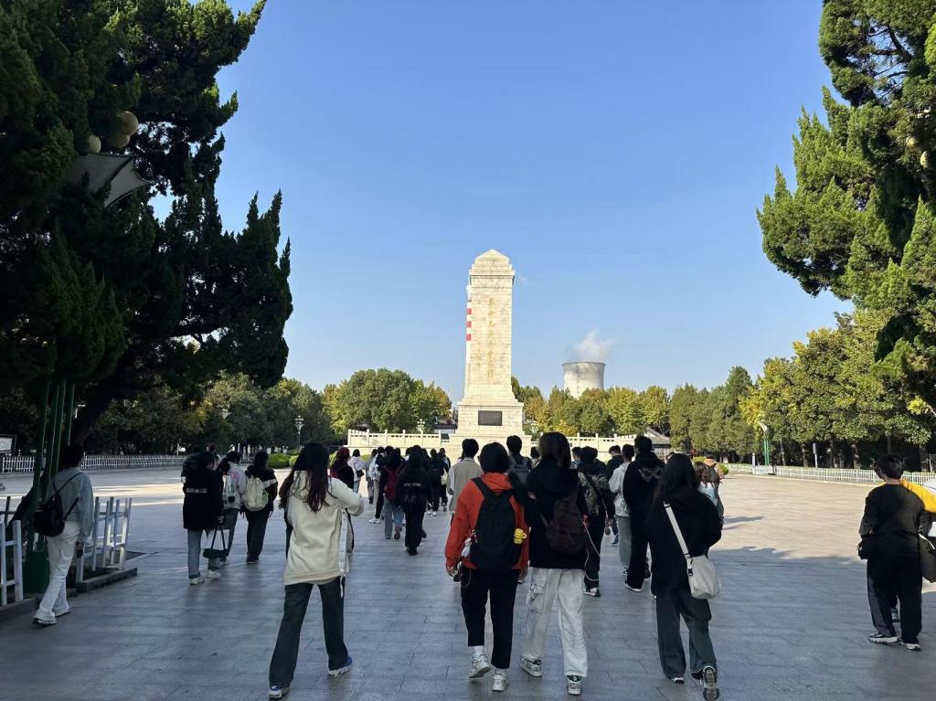 瞻仰革命英雄纪念碑 瞻仰革命英雄纪念碑