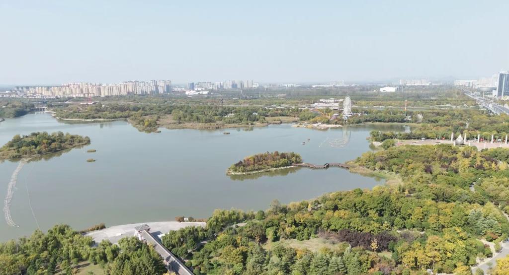 航拍三角洲公园湖泊和汴河博物馆的生态景观 航拍三角洲公园湖泊和汴河博物馆的生态景观