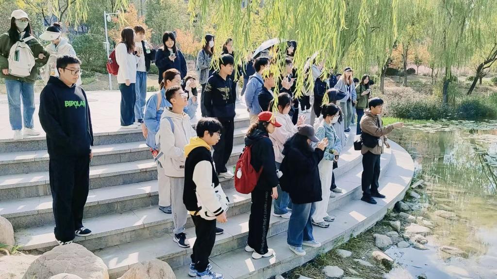 尹老师为同学们介绍水生态修复措施 尹老师为同学们介绍水生态修复措施