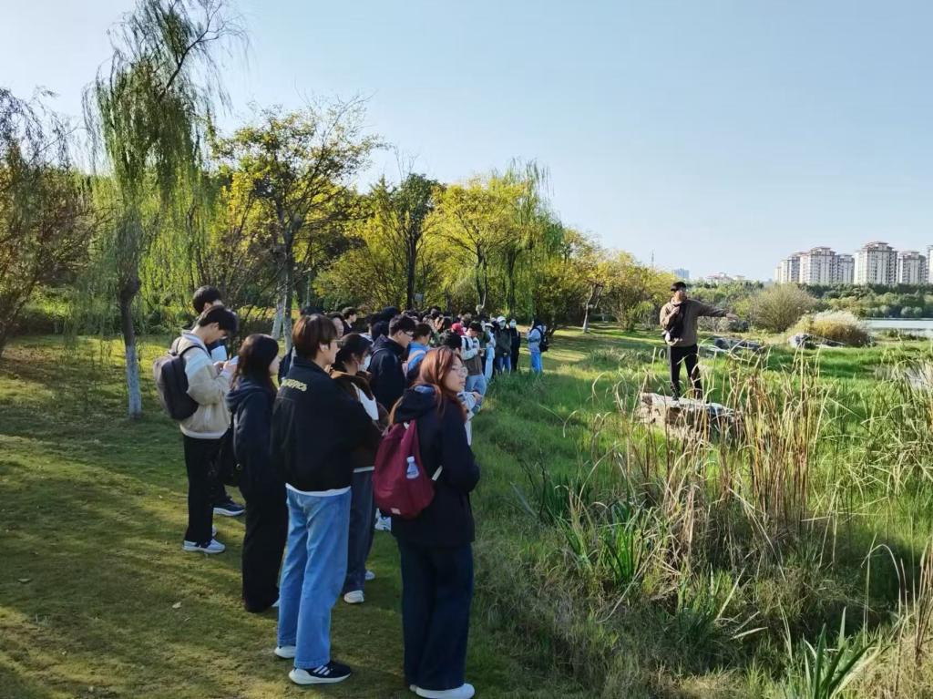 尹老师为同学们介绍水生态修复措施 尹老师为同学们介绍水生态修复措施